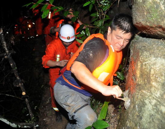 重庆自助旅游团遭遇山洪已致14人死亡(组图)