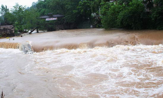 湖北全省32县市遭暴雨袭击6人死亡(组图)