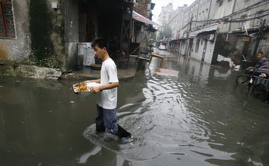 湖北全省32县市遭暴雨袭击6人死亡(组图)