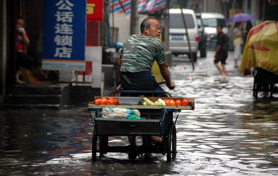 湖北全省32县市遭暴雨袭击6人死亡(组图)