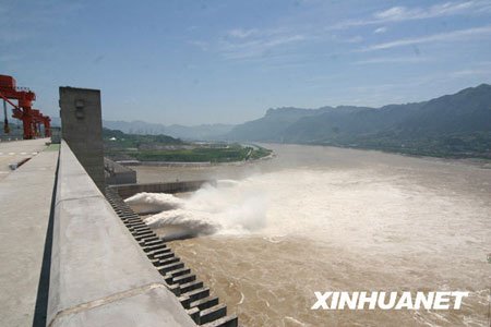 组图：连日降雨后三峡大坝开闸泄洪