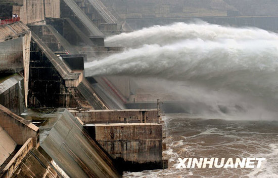 组图：黄河小浪底大坝排沙洞开闸放水