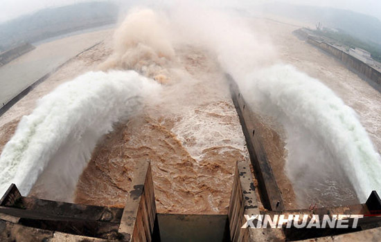 组图：黄河小浪底大坝排沙洞开闸放水