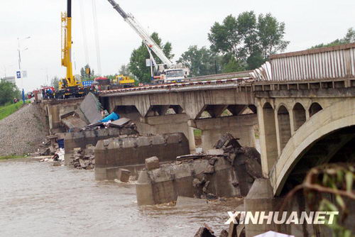 黑龙江铁力呼兰河大桥坍塌已致4人死亡(组图)