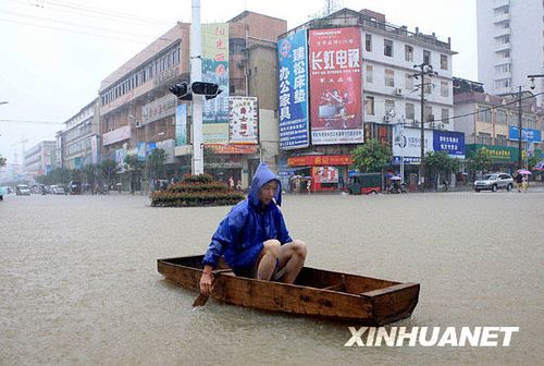 广西融水县遭遇洪灾居民街头划船通行(图)