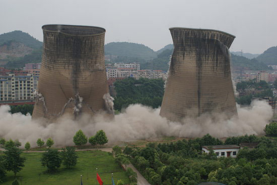 组图：贵州遵义火电厂爆破2座冷却塔