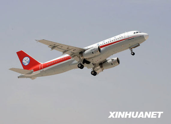 首架在中国组装的空中客车A320飞机起飞