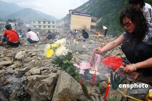 北川老县城开禁民众进城祭奠遇难同胞(组图)