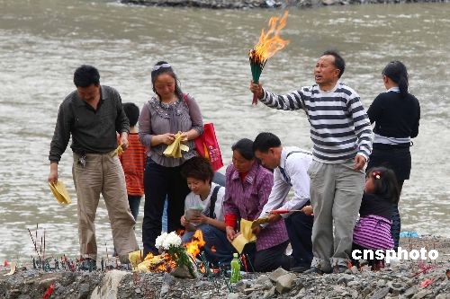 北川老县城开禁民众进城祭奠遇难同胞(组图)