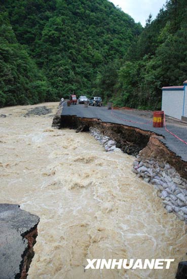 组图：贵州雷山遭强降雨袭击山洪冲断公路