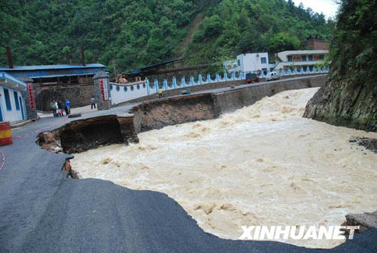 组图：贵州雷山遭强降雨袭击山洪冲断公路