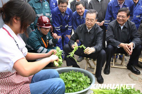 温家宝五一劳动节看望北京地铁建设工人(组图)