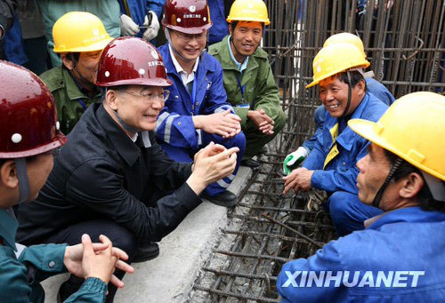 温家宝五一劳动节看望北京地铁建设工人(组图)