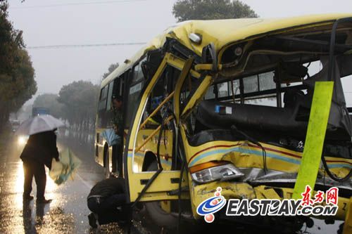 上海奉贤公交车追尾撞卡车24人受伤(组图)