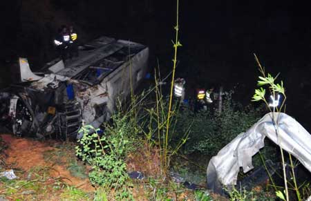 福建南平高速公路车祸死者增至18人(组图)