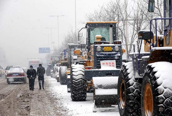 辽宁遭暴雪袭击全省高速路封闭(图)