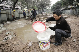 重庆主水管爆裂10万人停水(组图)