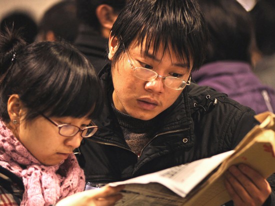 组图：杭州数万人冒雨参加招聘会