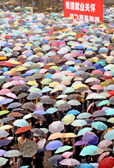 组图：杭州数万人冒雨参加招聘会