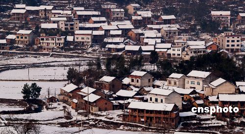 我国16省区市出现雨雪天气部分道路积雪结冰