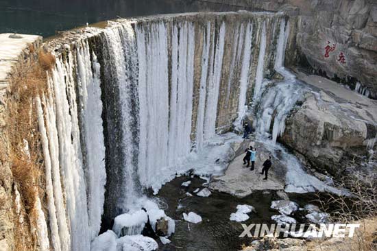 组图：山东枣庄因强降温出现冰瀑布景观