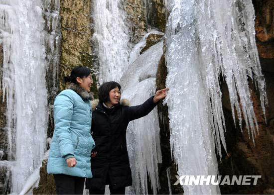 组图：山东枣庄因强降温出现冰瀑布景观