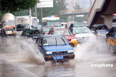 北京普降暴雨四种灾害天气齐袭京城(组图)