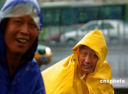 北京普降暴雨四种灾害天气齐袭京城(组图)