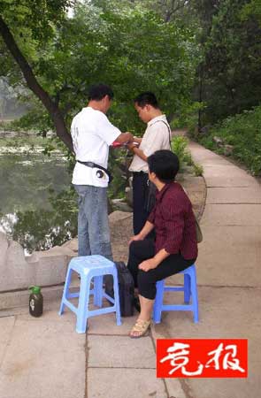 北大限客首日游客减至六百人未名湖垃圾少一半