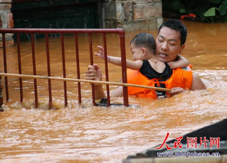 江西宜春城区遭遇特大暴雨袭击(组图)