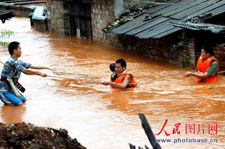 江西宜春城区遭遇特大暴雨袭击(组图)