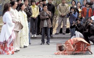 人大女生在孔子像前举行成人仪式(组图)