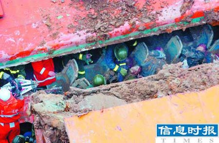 广州公交车与运泥车相撞6人死亡20人受伤(组图)