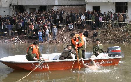 四川广安农用船非法载客翻沉28人死亡(组图)