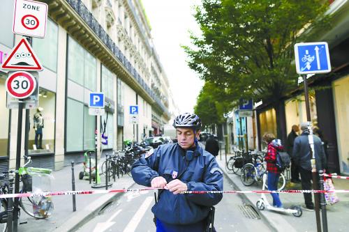 【环球时报驻法国特派记者 王芳】18日，位于巴黎市区的法国左翼大报《解放报》社大楼遭到枪击，一人受重伤。巴黎警方正在全城搜捕凶手，法国各大报社也进入紧急戒备状态。