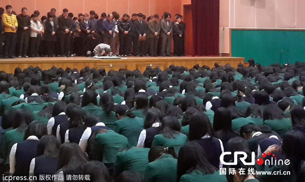 当地时间2013年11月12日，韩国蔚山某高中2名老师捏造学生成绩，该学校校长在全校学生面前请叩拜108次，表示忏悔道歉。