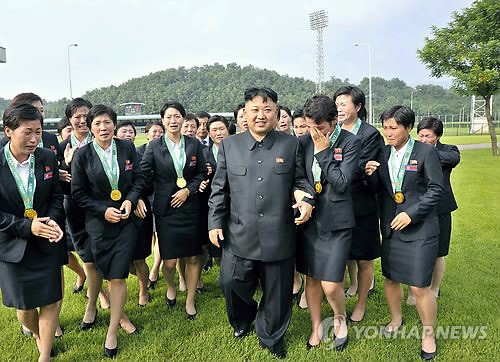 金正恩会见朝鲜女足球员，球员激动流泪