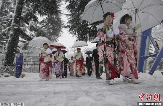 当地时间1月14日，日本东京、横滨等关东地区降下今冬首场雪，给关东地区的“新成人”们带来了不一样的成人节。图为参加“成人节”的少女们。