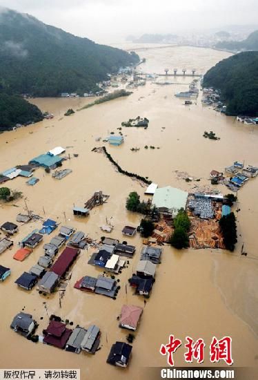 2011年9月4日，日本西部遭受“塔拉斯”台风重创，造成河水暴涨冲走楼房、山崩压毁房屋等灾情，已造成数十人丧生和失踪。