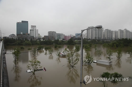 汝矣岛一处停车场在暴雨中被水淹没。（韩联社）