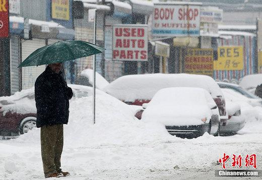 　当地时间1月26日，一场暴风雪再次袭击了美国纽约，给人们的出行造成了不方便。