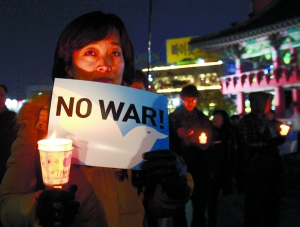 11月29日，韩国民众在首尔手持蜡烛祈祷和平。新华社发（朴真熙 摄）