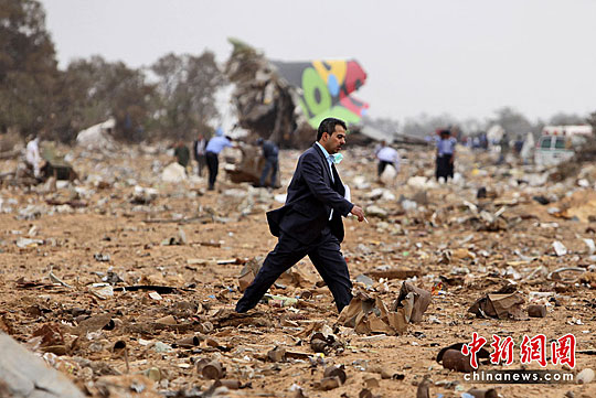 利比亚航班坠毁103人罹难仅1名儿童幸存(组图)