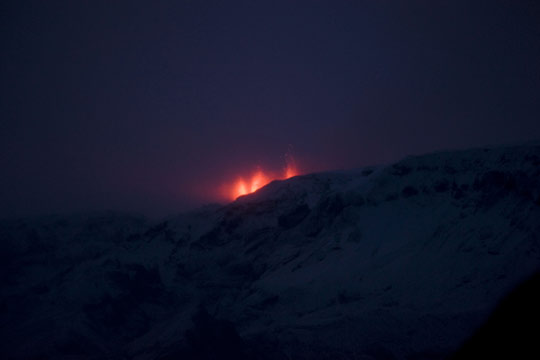 冰岛火山爆发数百人被疏散(图)