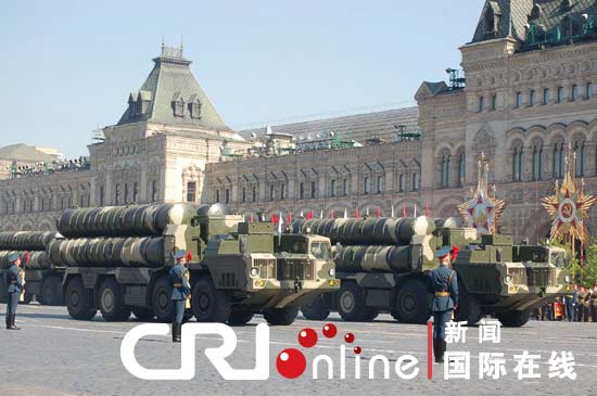 图为：俄“凯旋”S-400防空导弹系统在红场首次亮相。拍摄金钟。图片来源：国际在线