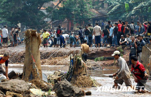 印尼蓄水湖决堤已致100人死亡132人失踪