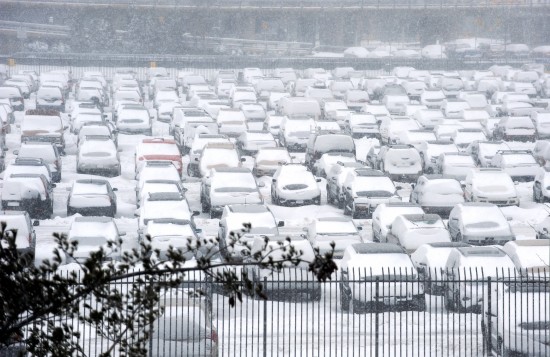 美国东部遭遇暴雪交通受阻学校停课(组图)