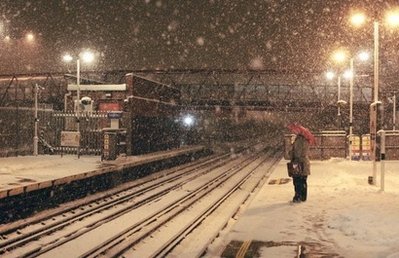 伦敦遭特大暴雪袭击造成交通混乱(组图)