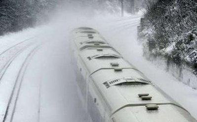 伦敦遭特大暴雪袭击造成交通混乱(组图)