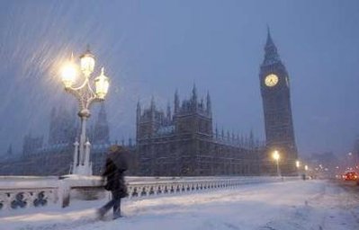 伦敦遭特大暴雪袭击造成交通混乱(组图)